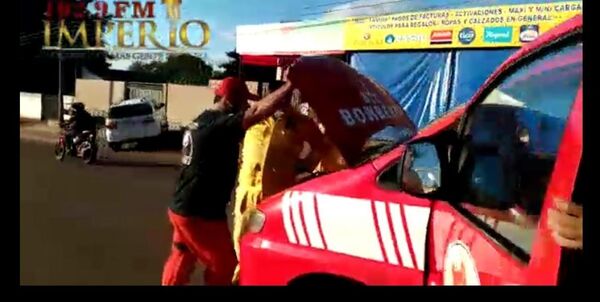 Ambulancia de bomberos con principio de incendio en pleno servicio - Radio Imperio