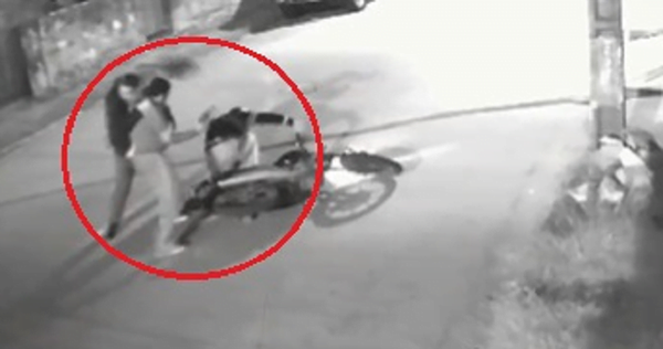 Hombre enfrentó a motochorros para defender a su mamá - Noticiero Paraguay