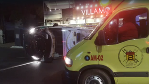 Accidente entre ambulancia y camioneta deja 6 heridos