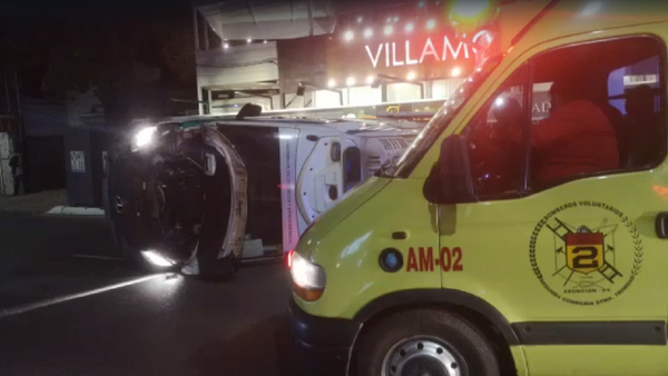 Accidente entre ambulancia y camioneta deja 6 heridos