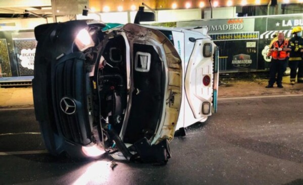 Ambulancia vuelca con paciente grave camino al INERAM