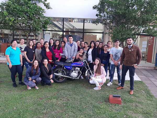 Diario HOY | Tras sufrir robo de moto, su profesor y compañeros le regalaron una nueva