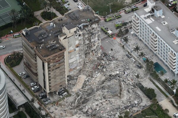 Supervivientes y familiares de los 98 fallecidos en el derrumbe del edificio en Miami, recibirán USD 997 millones