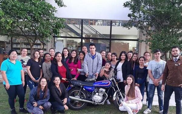 Tras sufrir robo de moto, profesor y compañeros le regalaron una nueva a joven delivery – Prensa 5