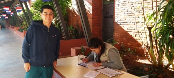 Jóvenes beneficiados con la inscripción automática actualizan datos en el RCP - .::Agencia IP::.