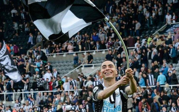 Crónica / ¡Premian a Almirón con un trofeo individual en Inglaterra!