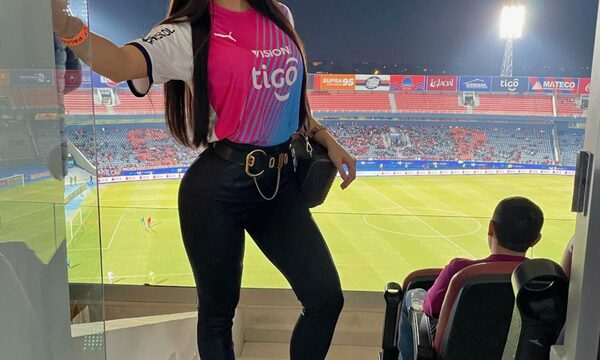 Critican pose de modelo y ella contesta: “Perdón por tener la cola grande”