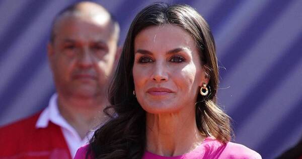 La Nación / La reina Letizia lució un vestido “cut-out” en Valencia