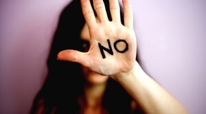 Mujeres que aprueban y encubren al abusador - El Independiente