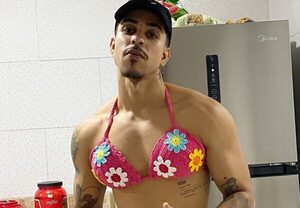 Joven modela trajes de baño que hace su mamá para hacerle publicidad en redes sociales