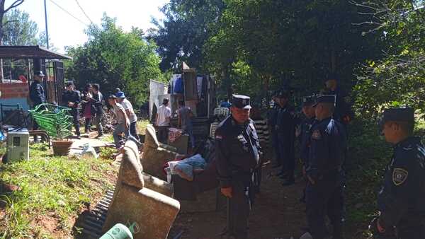 Reducto: desalojan a familias con fuerte dispositivo policial - San Lorenzo Hoy