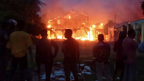 Manifestantes queman casas de los políticos en - Noticiero Paraguay