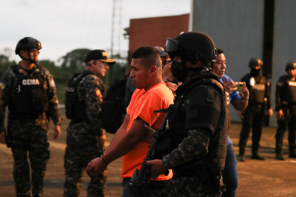 Trasladan a 153 presos de una cárcel de Ecuador donde fueron asesinados 44 reos - MarketData