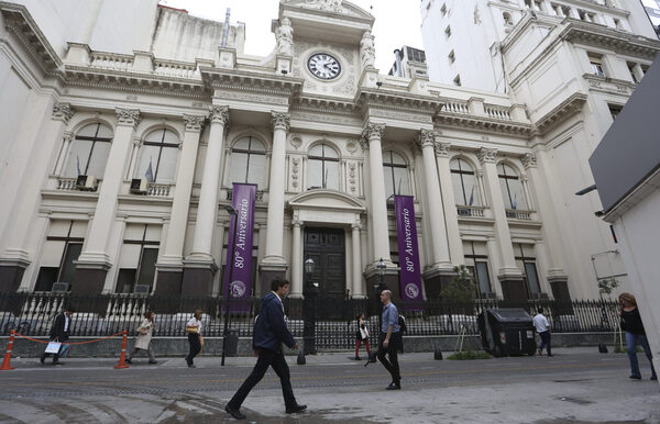 El Banco Central argentino incrementa la tasa de interés de los plazos fijos - MarketData