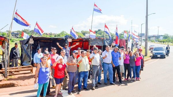 Encarnación: Tras acuerdo con EBY, ex obreros ceramistas levantan carpas de resistencia