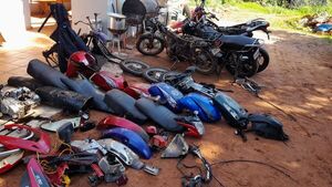 Ñemby: Policía desmantela desarmadero en donde había motos robadas - Nacionales - ABC Color