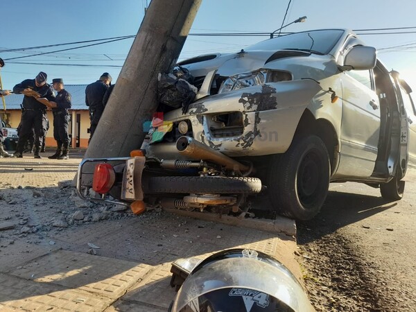 Motocicleta quedó debajo de un vehiculo tras choque sobre la avda. Japón