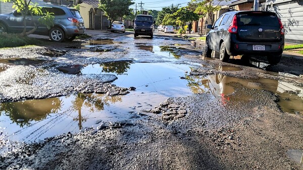 Desesperado SOS de vecinos de barrio VIP que conviven entre baches y agua sucia ante la sordera de autoridades – La Mira Digital