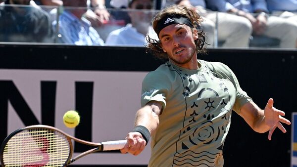 Stefanos Tsitsipas doblega a Sinner y al público italiano