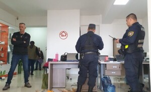 Roban aparatos electrónicos en asalto tipo comando en el microcentro