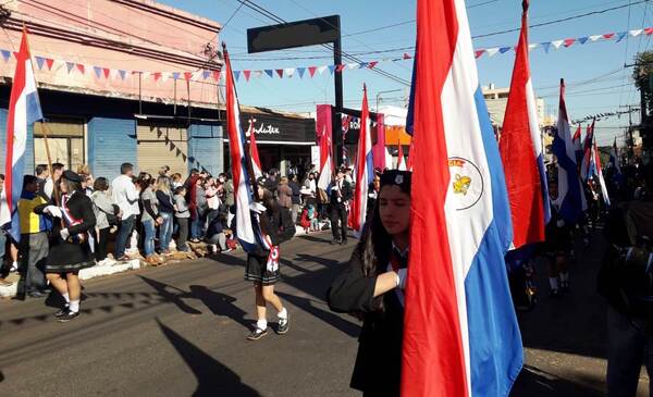 Colorido desfile por la Independencia Patria y del Día de la Madre en Luque •