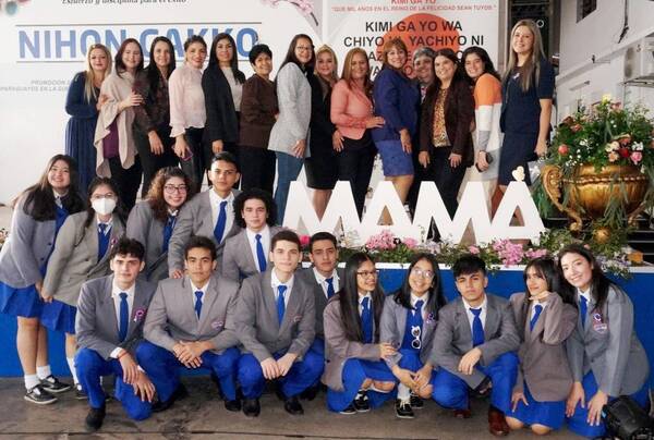 Crónica / Festejo por el día de la madre y la patria