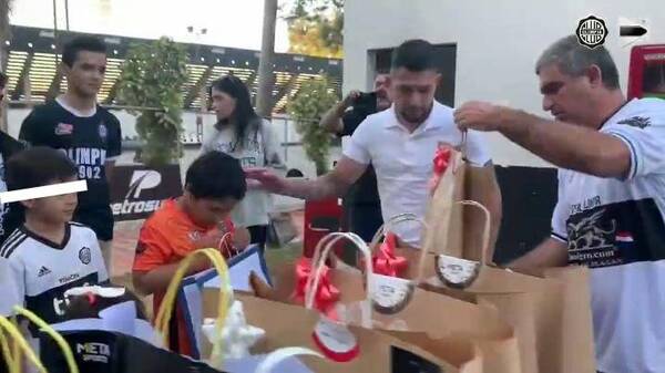 Crónica / Así actuó “Tucu” Salazar al ver niños jugando descalzos al futbol
