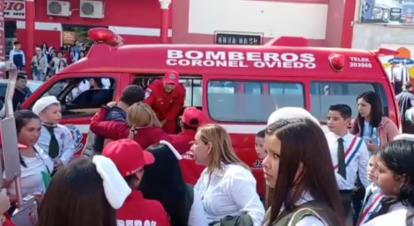 Fuga de gas lacrimógeno causa susto en desfile estudiantil en Coronel Oviedo - Noticiero Paraguay