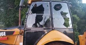 La Nación / Balean tractor en terreno en litigio de Tomás Romero Pereira