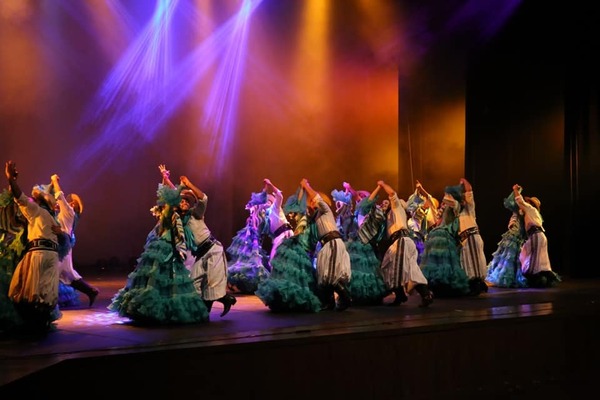 Diario HOY | Espectáculo del Ballet Mimbipá en homenaje al 211° aniversario de la independencia patria