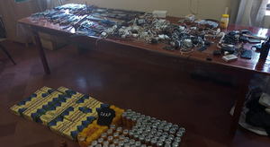 Incautan armas blancas, bebidas alcohólicas y celulares en Cárcel de Coronel Oviedo - Noticiero Paraguay