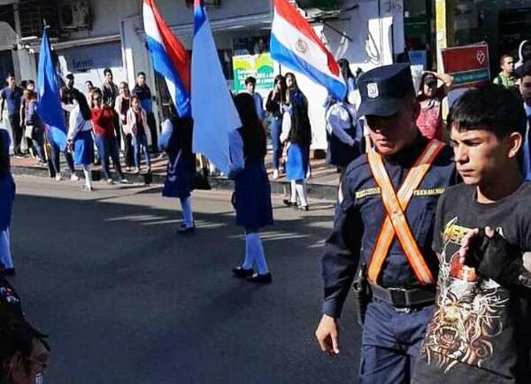 Novio despechado causó alboroto en pleno desfile estudiantil •