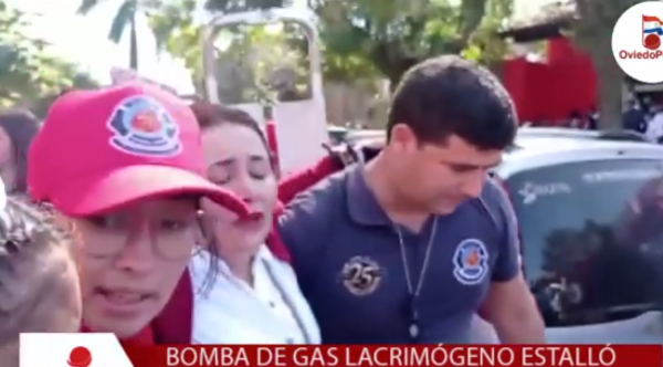 (Video) Gas lacrimógeno estalló en medio de desfile estudiantil. Alumnos y docentes se desvanecieron