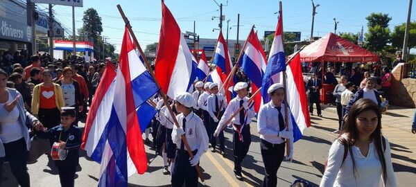 Gran desfile estudiantil en Coronel Oviedo - Nacionales - ABC Color