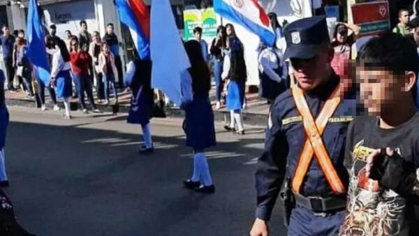 Exnovio celoso armó sarambí en desfile de estudiantes en Luque