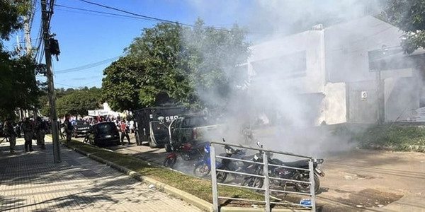 GRANADA SE LE CAYÓ A POLICÍA DE GEO E INTOXICÓ A UNOS CUANTOS EN PLENO DESFILE