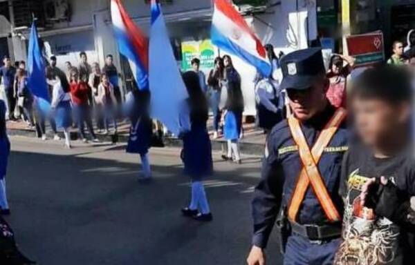 Crónica / El ex entró en pleno desfile y le armó alboroto