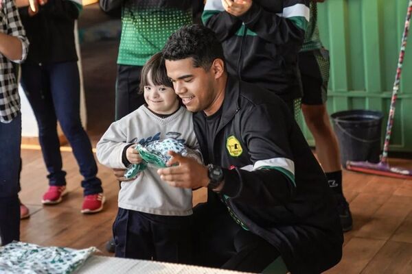 Encarnación: Entregan atuendos para integrantes de la Escuela Municipal de Básquet
