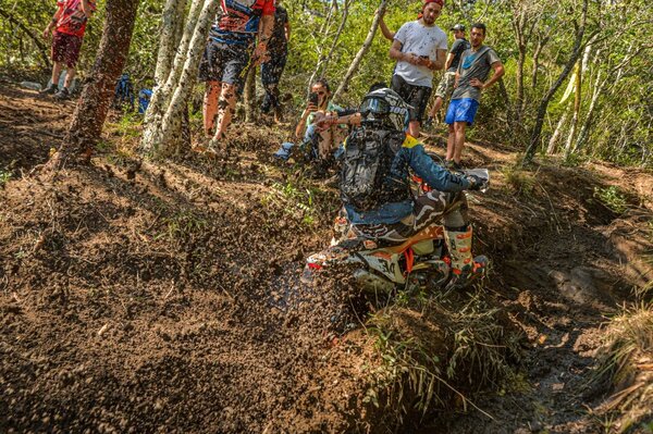 Diario HOY | El show del enduro se traslada a Caaguazú