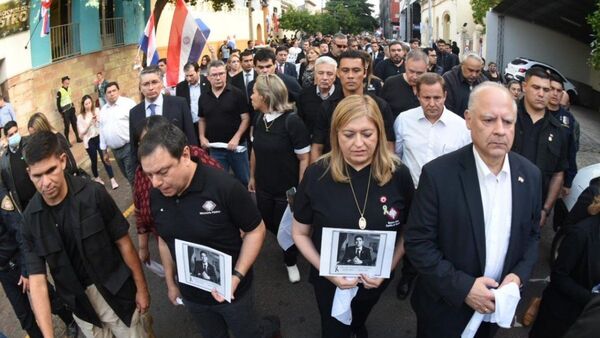Gran manifestación frente al Panteón exigiendo Justicia para Marcelo Pecci