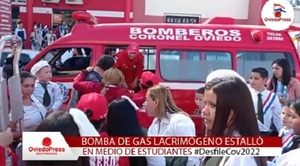 Bomba de gas lacrimógeno estalla en pleno desfile estudiantil