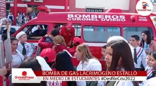 Bomba de gas lacrimógeno estalla en pleno desfile estudiantil