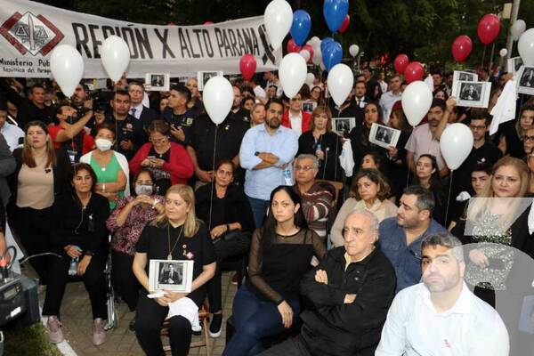 Crónica / A las 4:00 de este sábado llegan restos de Pecci