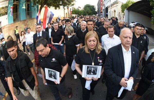 Gran manifestación frente al Panteón exigiendo justicia para Marcelo Pecci