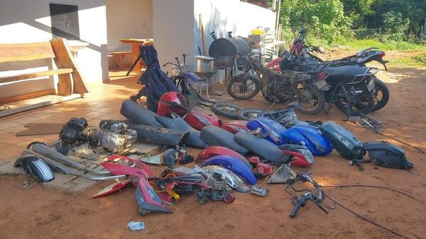 Policía desbarata desarmadero  de motos robadas en Ñemby - Nacionales - ABC Color