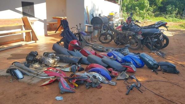 Policía desbarata desarmadero de motos robadas en Ñemby - Nacionales - ABC Color