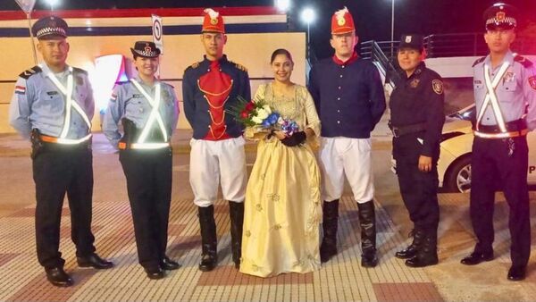 Policías patrullan el centro de Asunción disfrazados de próceres