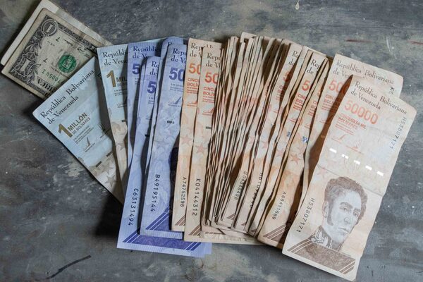 El bolívar venezolano se deprecia un 7,12 % en un mes frente al dólar - MarketData