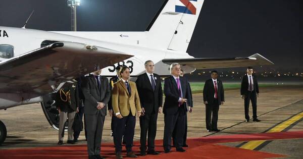 La Nación / Presidente de Uruguay ya se encuentra en suelo paraguayo para participar de los festejos patrios