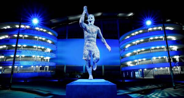 Crónica / El City levantó una estatua al "Kun", pero la obra recibió críticas